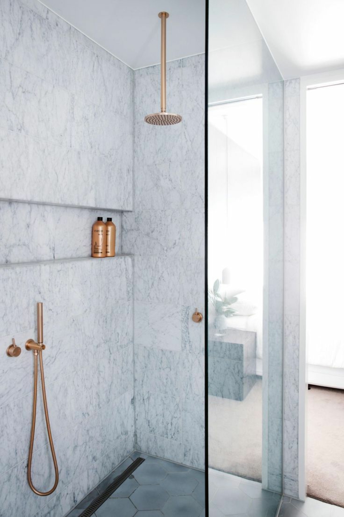cuartos de baño con ducha, ducha de obra con paredes de mármol, ducha dorada, mampara de vidrio, suelo con baldosas