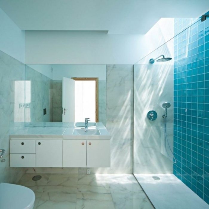 cuartos de baño con ducha, baño con ducha de obra con efecto de lluvia, suelo con granito, azulejos color azul, mampara de vidrio