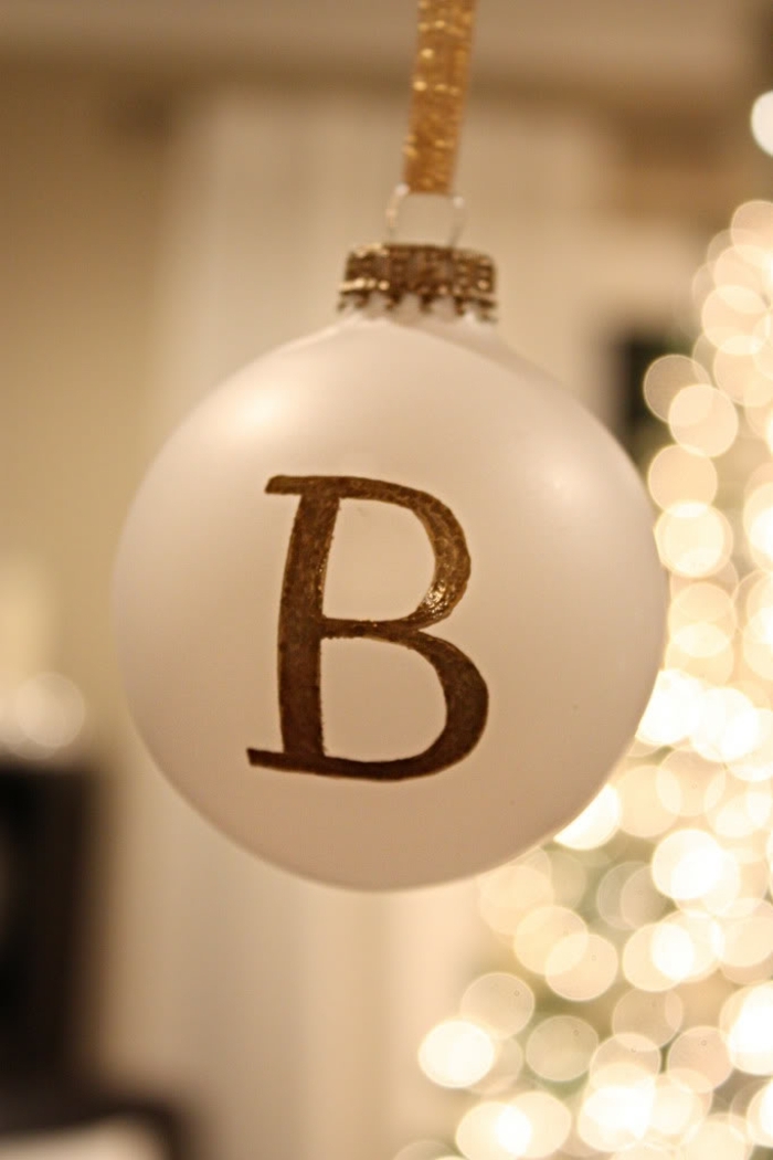 bola de navidad, precioso adorno navideño de vidrio en blanco con iniciales en dorado, cinta brillante dorada