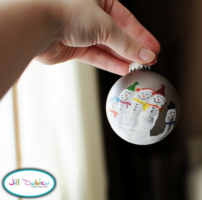 decoracion navideña casera, manualidades faciles para niños, decoración de monigotes de nieve en una bola de vidrio 