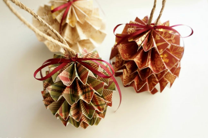 bolas de navidad, precioso adorno hecho de papel en pliegues, manualidades navideñas de papel fáciles de hacer