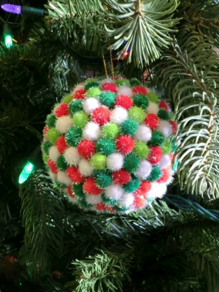 decoracion navideña casera, pompom casero en verde, rojo y blanco hecho de pequeñas bolas de lana