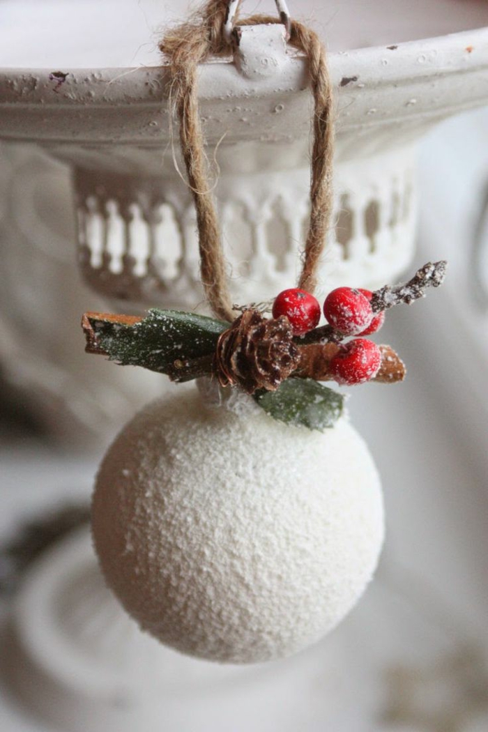 adornos de navidad caseros, hermosa propuesta en blanco con decoración de acebo artificial, efecto de nevado