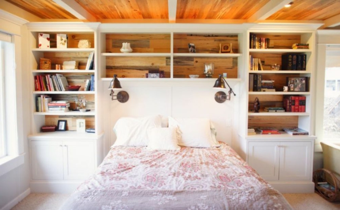 cabeceros originales, precioso armario de madera blanca empotrado a la cama, habitación acogedora con techo de madera