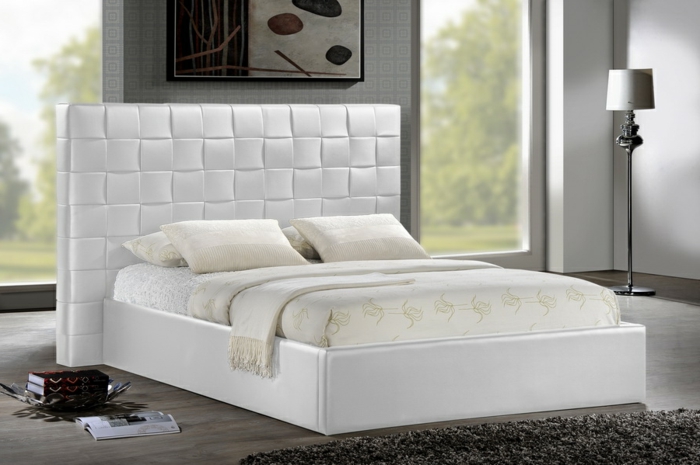 cabeceros cama, cama doble corta de piel blanca, cabecero moderno, habitación con grandes ventanales y cuadro modernista