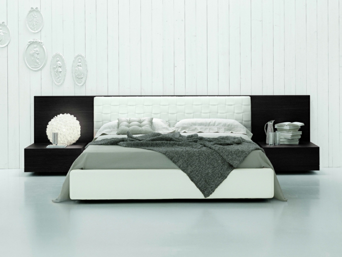 cabeceros cama, grande habitación en estilo minimalista, cama moderna con cabecero y estantería empotrada de madera