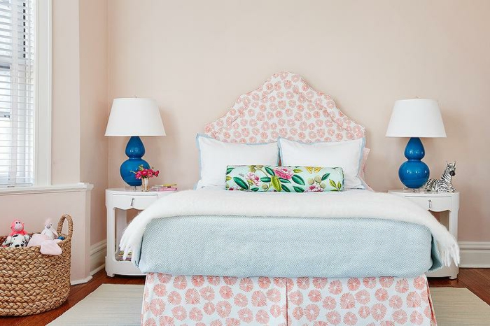 cabeceros cama, habitación en estilo provenzal, ambiente acogedor, cama y cabecero en estampado de flores