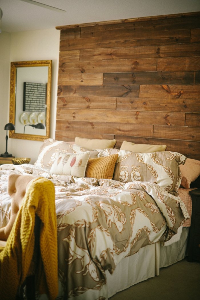 cabecero cama, dormitorio rústico con vigas de madera, ambiente en colores cálidos, espejo vintage, cama doble de grande tamaño