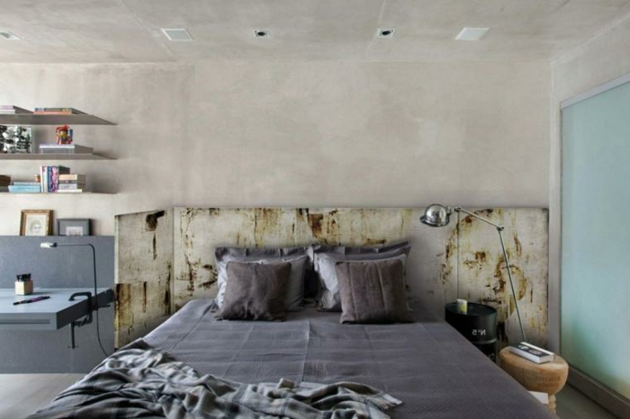 cabecero cama, idea muy vintage para un dormitorio espacioso, estantes flotantes, cabecero de madera de materiales reutilizados