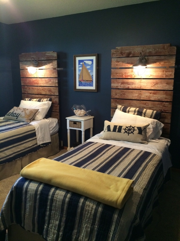cabecero cama, cama en estilo navy, elementos de rayas en blanco y azul, cabezales de madera, cuadro marinero y paredes pintadas en azul