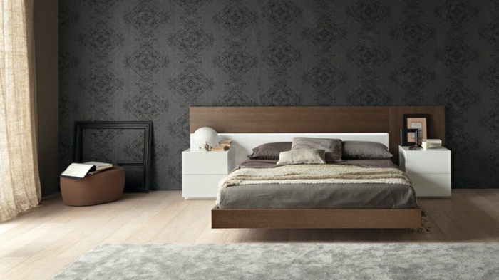cabezales de cama, habitación espaciosa de techo grande, paredes con papel pintado en gris oscuro, cama de madera con cabecero empotrado