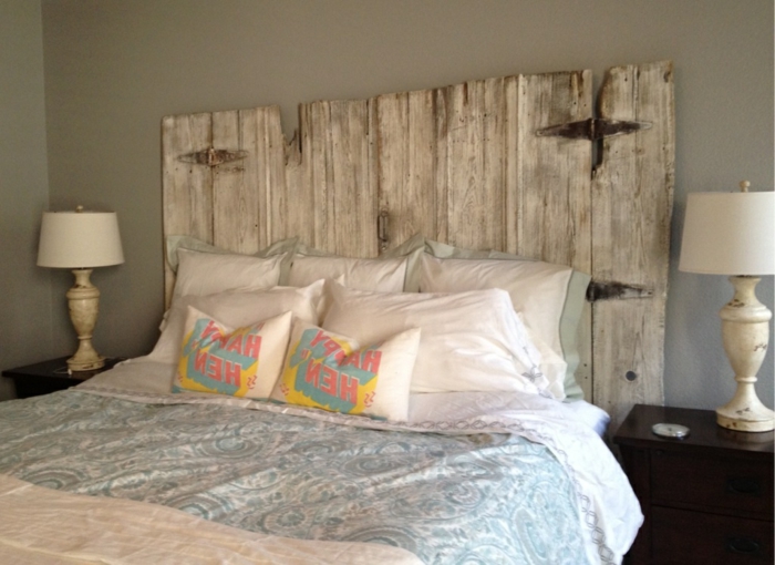 cabezales de cama, lecho con cabezal de madera vintage, idea simple para decorar una habitación, cama doble con muchas almohadas y cojines