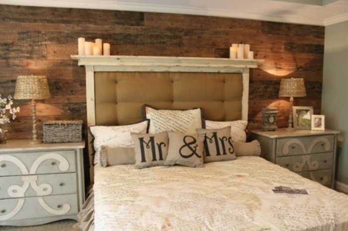 cabezales de cama, habitación en estilo clásico con muebles antiguos, pared tapizada con madera y velas decorativas