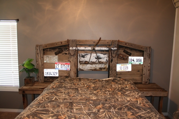 cabezales de cama, idea actual y muy divertida para los aficionados a los coches, cabezal de madera decorado de matrículas
