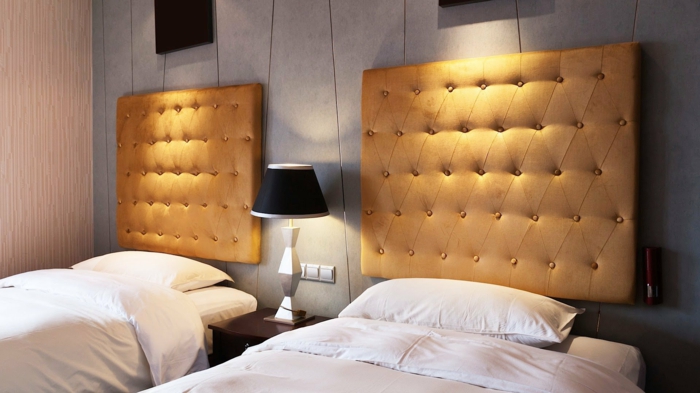 como hacer un cabecero, dormitorio moderno de dos camas individuales con cabeceros de capitoné en color dorado