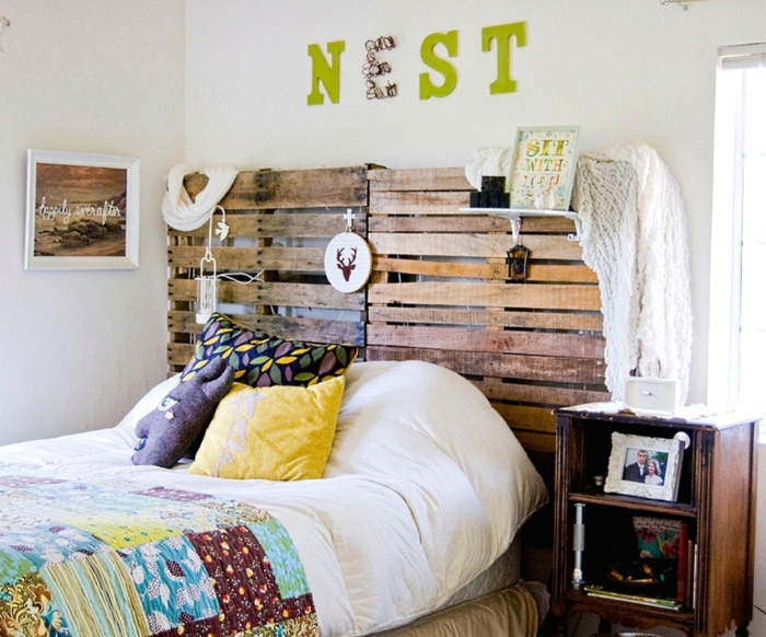 cabecero, dormitorio pequeño en estilo bohemio con decoración casera, cabecero hecho de dos palets, elementos coloridos