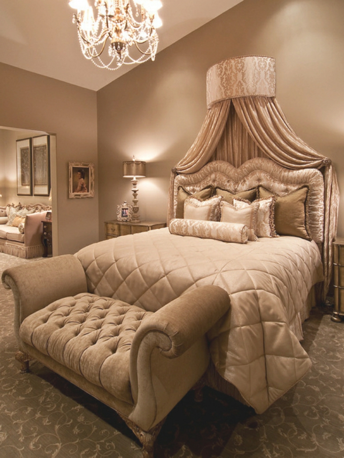 cabeceros, dormitorio elegante en beige con muebles clásicos con toque refinado, cabecero de peluche, y candelabro bonito
