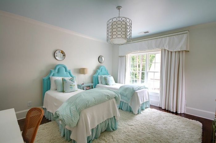 cabeceros, dos camas individuales en azul llamativo, habitación blanca con mucha frescura, cabeceros clásicos en forma de arco