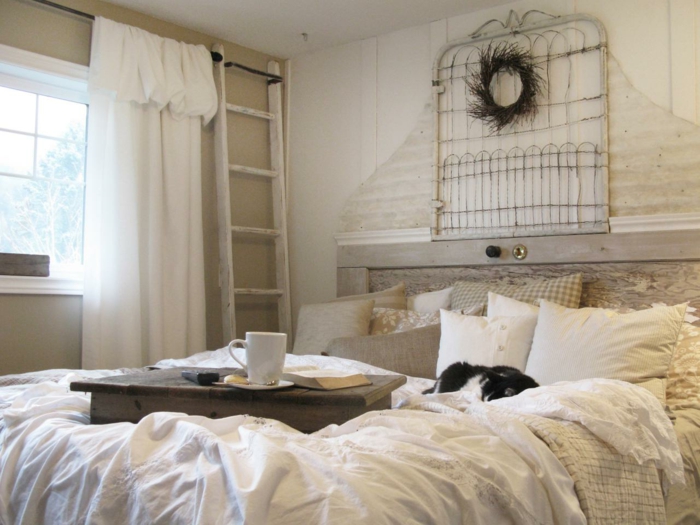 cabeceros, dormitorio acogedor en blanco con detalles de algodón en blanco, cabecero casero de forja con decoración de plumas