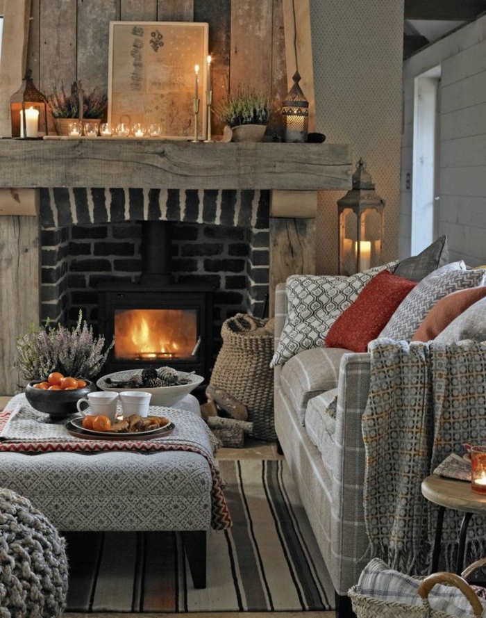 estufa de leña, salón en estilo rústico con detalles vintage, interior en beige y gris, velas decorativas