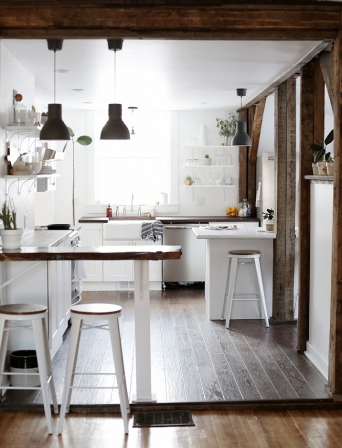 cocina tradicional, cocina de madera pintada en blanco, espacio acogedor y funcional con suelo de madera