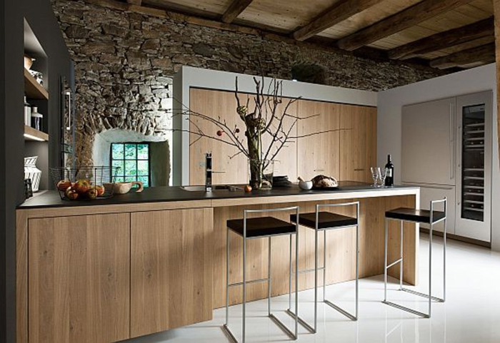 barras de cocina, cocina americana con barra tradicional alargada en l, paredes con pavimento de piedras