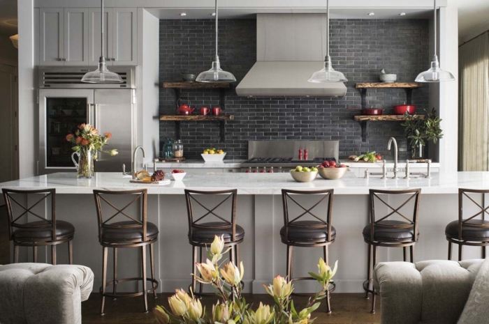 barra cocina, propuesta en estilo industrial, muchas sillas de barra, decoración de flores y elementos de metal