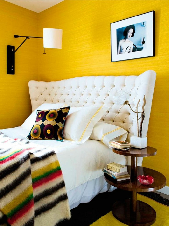 combinar colores, propuesta moderna y atrevida en amarillo mostaza, cama vintage con cabezal en capitoné beige y mesilla de madera