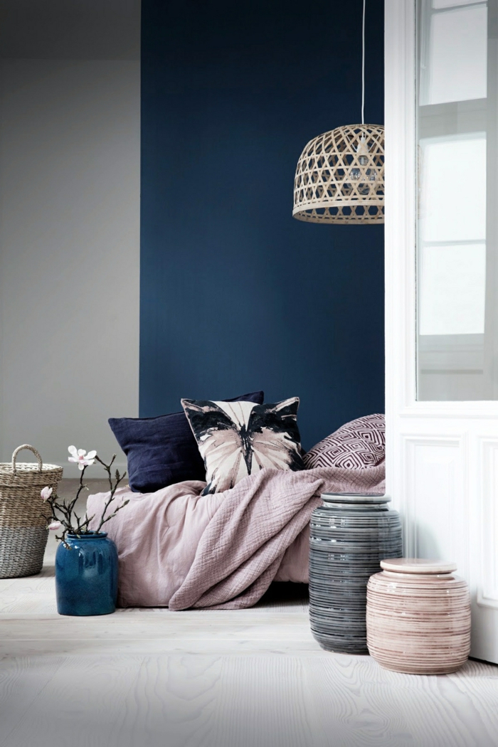 tonos de azul, combinación de moda de color rosa y azul intenso, paredes en blanco, gris y azul, objetos decorativos