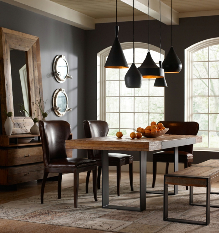 muebles de comedor, comedor estilo mixto, espejo de madera vintage, mesa de madera, sillas tapizadas con piel, lámparas negras