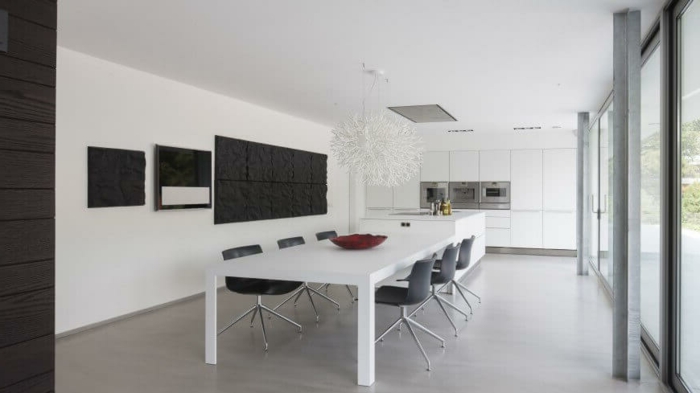 muebles de salon, comedor grande con cocina minimalista, colores blanco y gris, dos arañas grandes blancas