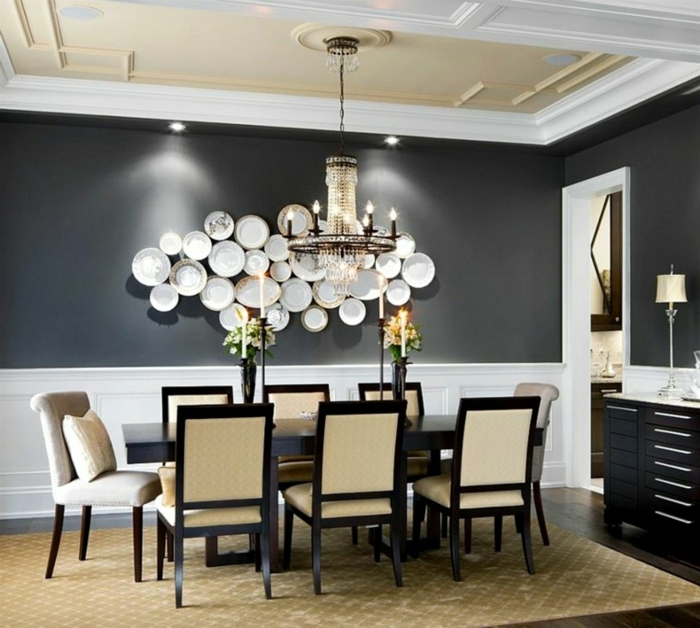 muebles comedor, comedor en blanco y negro, con paredes pintadas en negro y lámparas empotradas, decoración atractiva en la pared