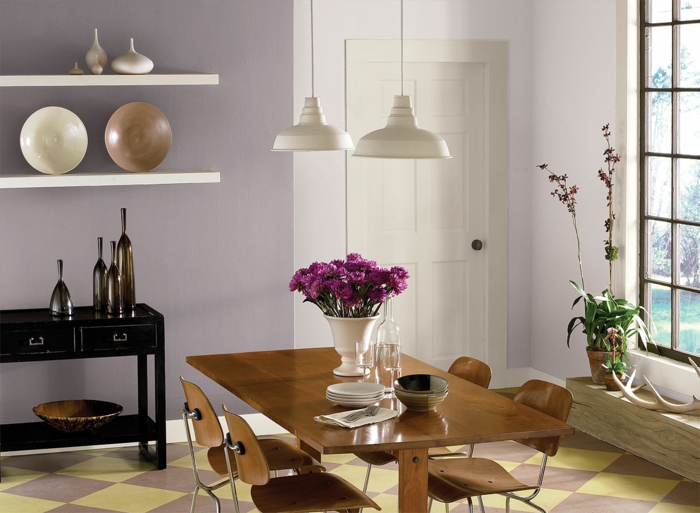 muebles de salon, comedor con paredes en lila, mesa y sillas de madera, decoración de flores, ambiente luminoso