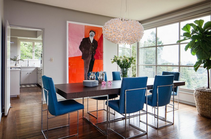 salon comedor, comedor grande muy original, sillas azules, mesa moderna con piernas de metal, araña muy fina y original en color rosa