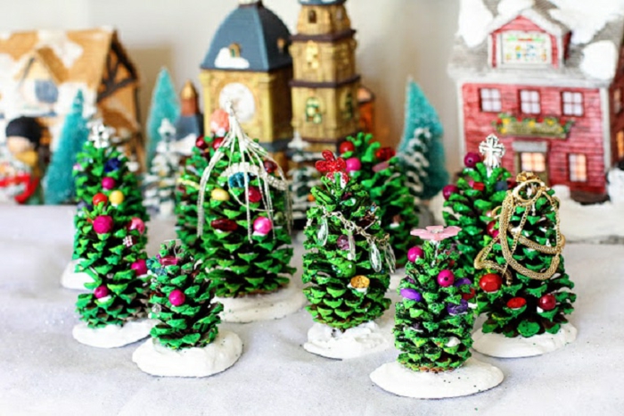 adornos de navidad caseros, piñas pintadas en verde, pequeños árboles de navidad decorativos DIY 