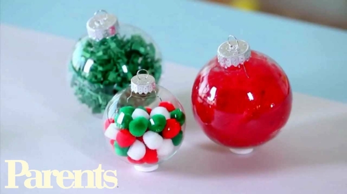 adornos de navidad caseros, bolas de navidad caseras, ornamentos de vidrio decorados de manera original en verde y rojo 