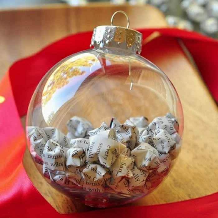 bola navidad, proyecto casero navideño fácil de hacer, bolas transparentes de vidrio llenas de pequeñas estrellas tridimensionales