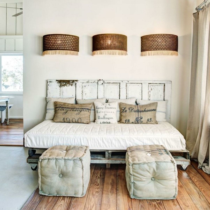 cabeceros originales, dormitorio vintage sin puerta con muebles de madera pintados en blanco, efecto desgastado, lámparas decorativas