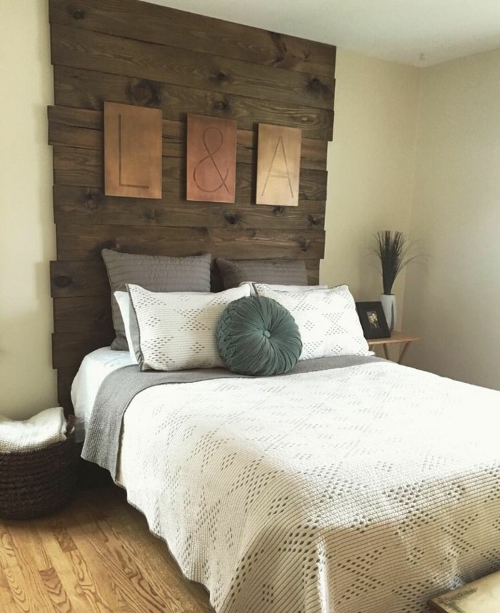cabezales cama, propuesta en tendencia, muy original y fácil de hacer, cabecero alto de palos de madera con cama doble