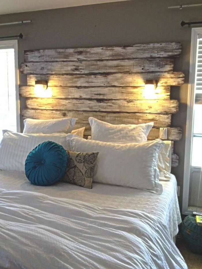 cabezales cama, vigas de madera con efecto desgastado, decoración vintage en un dormitorio simple con pocos muebles