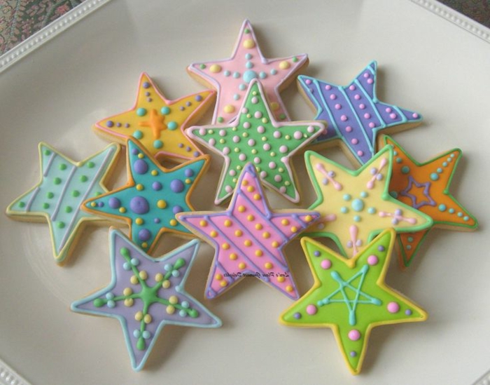 estrella de navidad, galletas navideñas en forma de estrella con decoración diferente en colores pasteles