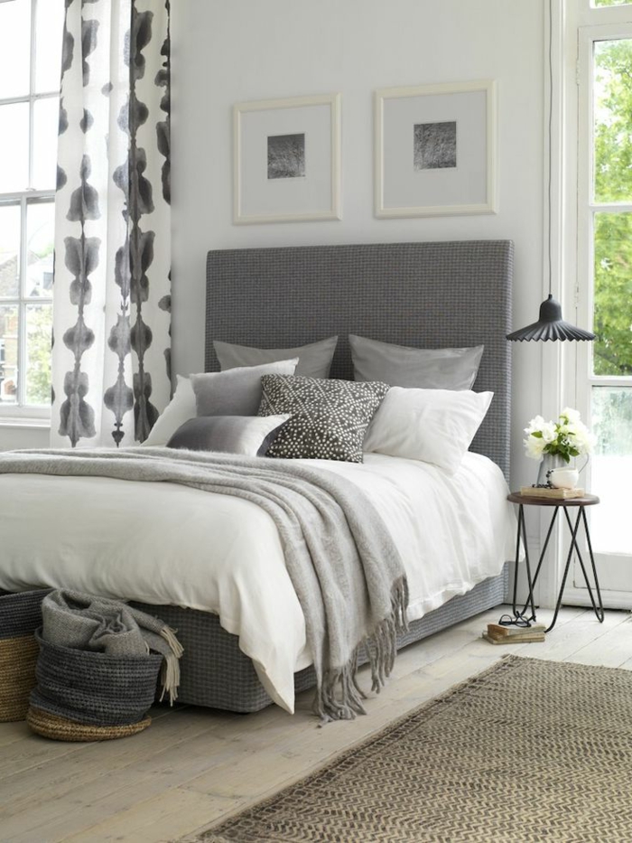 colores para habitaciones, dormitorio con cama doble en blanco y gris, cortinas de visillo, lámparas colgantes