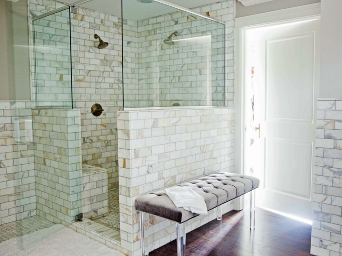baños pequeños con ducha, baño con baldosas, ducha de obra con paredes parciales y mampara de vidrio, suelo laminado, banco tapizado