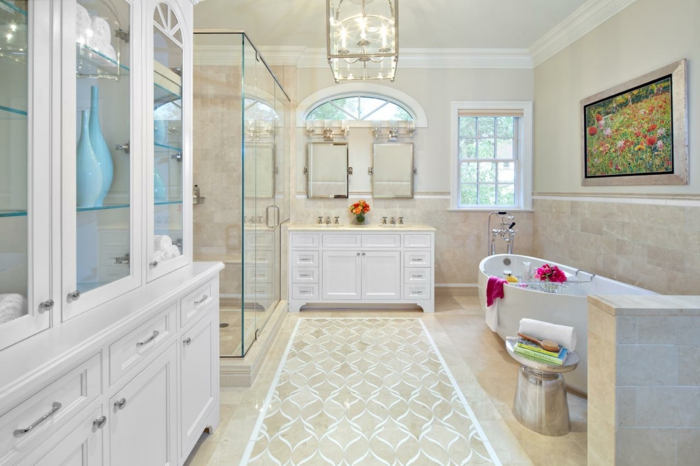 ducha de obra, baño grande y lujoso en blanco white and beige, mueble de madera blanca, ducha de obra con mampara de vidrio