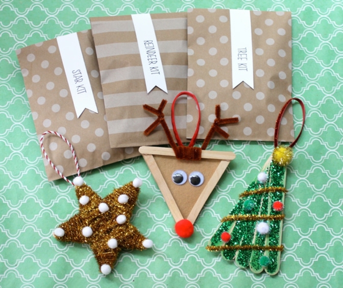 manualidades sencillas, decoración casera hecha de pequeños palos de madera, motivos de Navidad originales