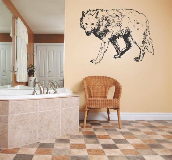 vinilos pared, idea de vinilo para baños, lobo negro sobre pared beige, cuarto de baño con bañera