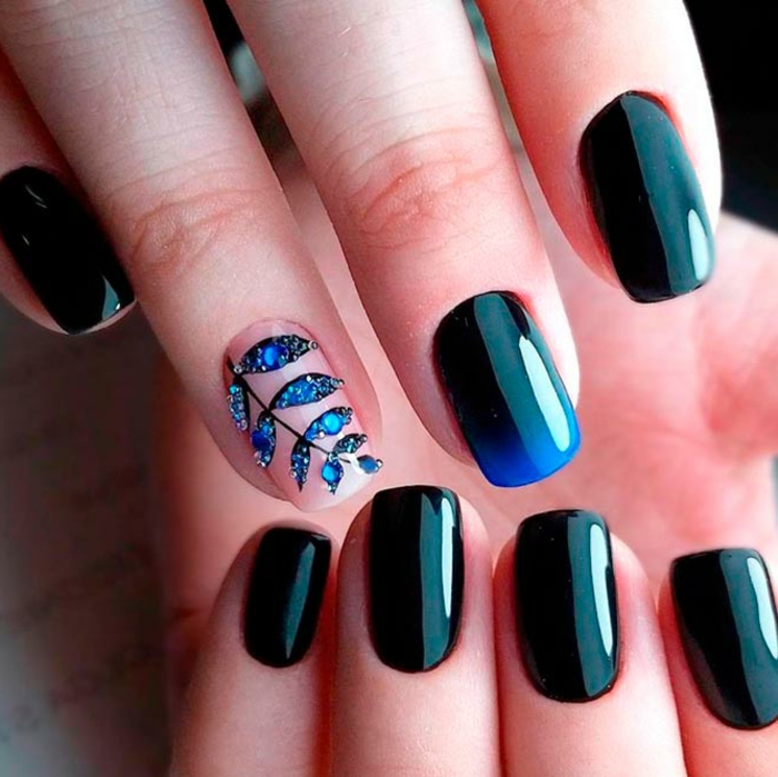 uñas de gel decoradas. preciosas uñas en combinación de negro y azul oscuro, dedo anular con preciosa decoración