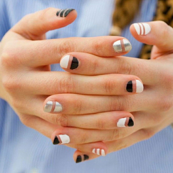 uñas de gel decoradas, uñas ovaladas de longitud media con partes pintadas en blanco, negro y esmalte transparente