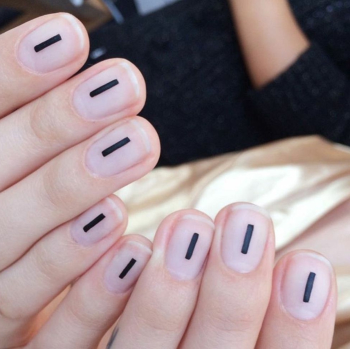 decoracion de uñas, diseño de manicura minimalista, uñas sin esmalte con rayas verticales negras