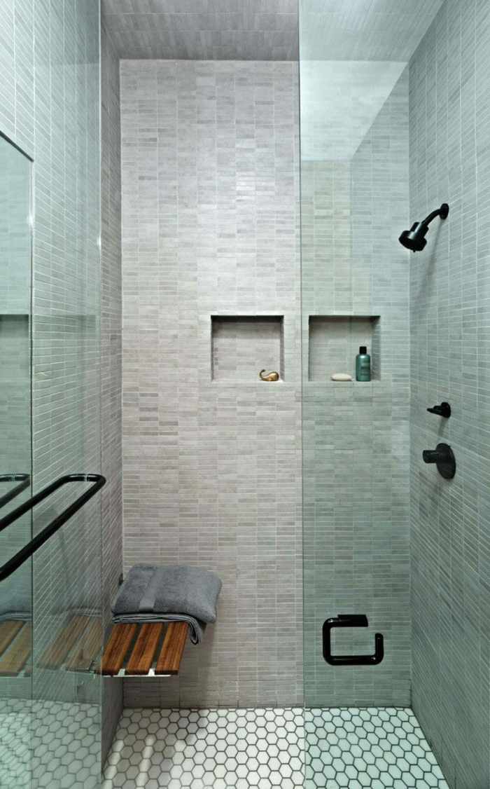 duchas modernas, baño pequeño, ducha deobra con nichos en la pared, paredes con baldosas, banco de madera